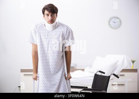 Jungen gutaussehenden Mann im Rollstuhl im Krankenhaus Stockfoto