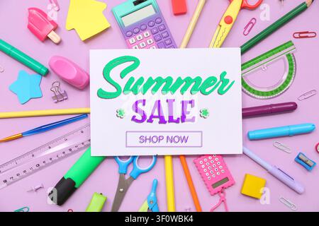 Schild "Sommerausverkauf jetzt kaufen" mit Schulsachen und Schreibwaren auf einem lila Hintergrund, Einkaufen für die Schule Stockfoto