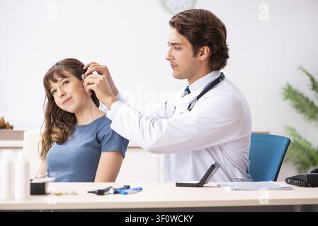 Patienten mit Hörproblem besuchen Arzt otorhinolaryngologist Stockfoto