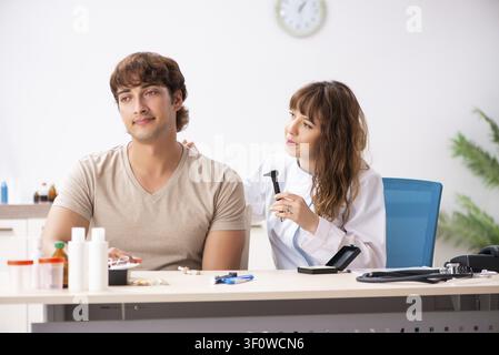 Patienten mit Hörproblem besuchen Arzt otorhinolaryngologist Stockfoto