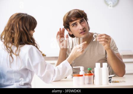 Patienten mit Hörproblem besuchen Arzt otorhinolaryngologist Stockfoto