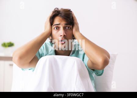 Jungen gutaussehenden Mann im Krankenhaus Stockfoto