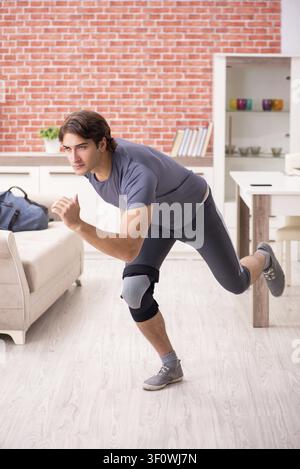 Jungen gutaussehenden Mann sport Übungen zu Hause Stockfoto