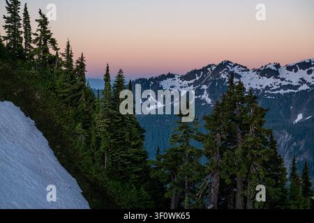 Blick auf die schneebedeckten Hänge und immergrünen Bäume am Artist Point während des Sonnenuntergangs in Deming, Washington, Vereinigte Staaten. Stockfoto