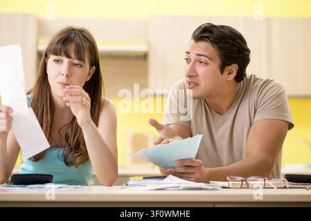 Junge Familie kämpfen mit Personal Finance Stockfoto