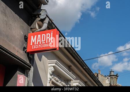 NOVI SAD, SERBIEN – 7. JUNI 2026: Das Madri Excepcional-Bier-Logo-Schild hängt an der Fassade einer Bar in Novi Sad, Serbien. Madri Cerveza ist ein Bier, das von Stockfoto