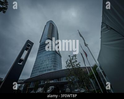 BELGRAD, SERBIEN - 17. MAI 2026: St Regis Logo und Belgrad Waterfront Schild auf Kula Beograd in Serbien. St Regis ist eine Marke von Luxushotels, beograd n Stockfoto