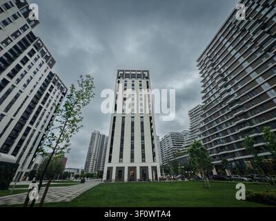 BELGRAD, SERBIEN - 17. MAI 2026: Wohnhäuser am Belgrade Waterfront, oder Beograd na vodi, moderne Apartmentfassaden, gepflegte Grünflächen, a Stockfoto