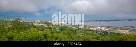 Luftpanoramablick von einem Hügel aus über die Stadtlandschaft von Duluth, Minnesota mit dem Hafen des Lake Superior, der Aerial Lift Bridge, dem Handelshafen und üppigem grünen Baumbewuchs Stockfoto