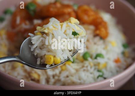 Farbenreiche Schüssel mit gebratenem Reis, Garnelen und Gemüse Stockfoto