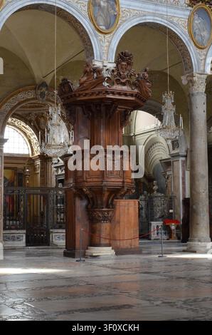 Rom, Italien 09.02.2019: Innenraum der Kirche Santa Maria Aracoeli in Rom, Italien Stockfoto