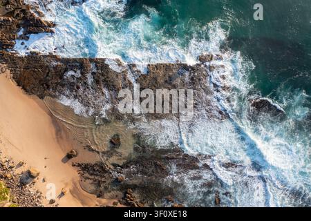 Ansicht von oben über eine Felsplattform und Wellen in Redhead - Newcastle NSW Australien Stockfoto