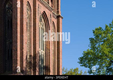 Detaillierte Ansicht des dekorativen Mauerwerks und der gewölbten Fenster der Kirche der Unbefleckten Empfängnis der Heiligen Jungfrau Maria in Stettin, Polen Stockfoto