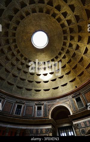 Der beeindruckende Innenblick auf die monumentale Kuppel des Pantheons in Rom, Lazio, Italien, mit ihrem Kassettenmuster und dem zentralen Oculus, der beleuchtet Stockfoto