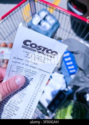 LEVISVILLE, TX, USA - 02. JULI 2026: Eine Nahaufnahme eines Costco-Kassenbons, der von einem Einkäufer gehalten wird. Costco Wholesale ist ein multinationales Unternehmen, das Stockfoto