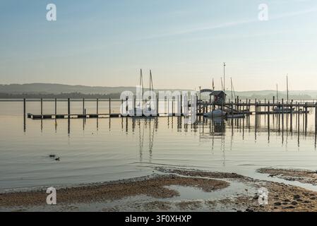 Holzsteg im Hafen von Iznang am Bodensee, Halbinsel Höri, Baden-Württemberg, Deutschland Stockfoto