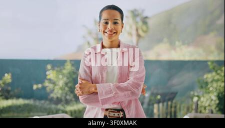Portrait, glückliche Frau und Selbstvertrauen zu Hause am Fenster, kreative Freiberuflerin oder Mode-Magazin-Autorin. Person, Lächeln und Arme verschränkt mit Stolz für Stockfoto