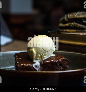 Schokoladenbrownie mit Vanilleeis belegt, serviert als Gourmet-Dessert Stockfoto