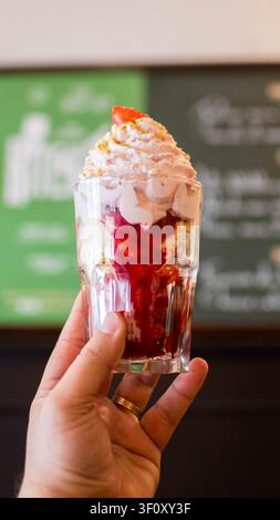 Erdbeer-Milchshake mit Schlagsahne-Topping, serviert in einem Glas  Top 10 Tags Stockfoto