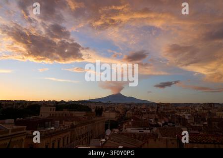 Sonnenuntergangswolken über der Skyline von Catania mit dem rauchenden Mount Etna in Sizilien Stockfoto
