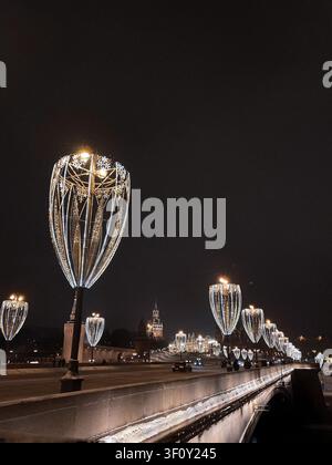 Moskau, Russland - 22. Januar 2022: Festliche beleuchtete Straßendekorationen in der Nähe des Kremls während der Winternacht in Moskau Stockfoto