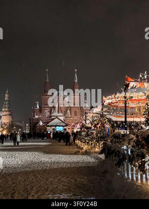 Moskau, Russland - 22. Januar 2022: Festlicher Weihnachtsmarkt und historische Architektur an einem schneebedeckten Winterabend Stockfoto