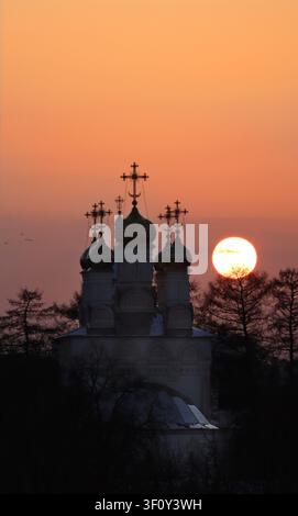 Russische christlich-orthodoxe Kirche vor einer untergehenden Sonne Stockfoto