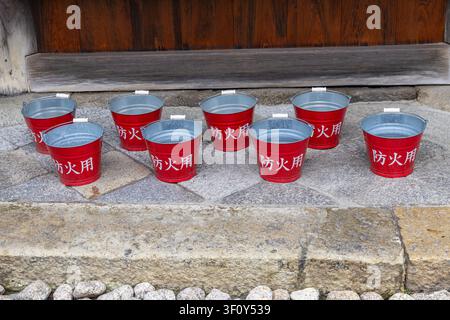 Japanische Feuerlöschbüsche mit Kanji-Zeichen Stockfoto