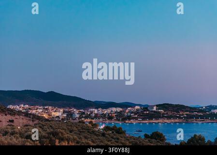 Blaue-Stunden-Ansicht über die beleuchtete Küste von Ksamil in Albanien Stockfoto