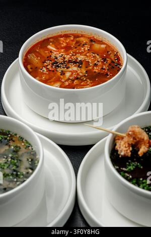 Kimchi-Suppe in einer weißen Teller isolierte Nahtextur Stockfoto