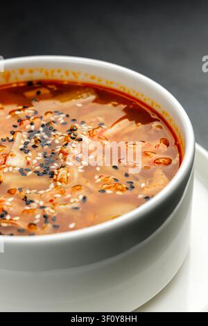 Kimchi-Suppe in einer weißen Teller isolierte Nahtextur Stockfoto