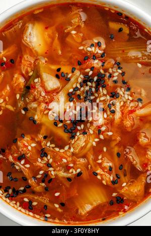 Kimchi-Suppe in einer weißen Teller isolierte Nahtextur Stockfoto