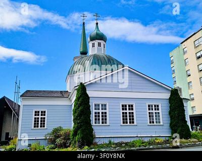 Ein Blick auf die Kathedrale des heiligen Erzengels Michael vor einem blauen Himmel in Sitka, Alaska, USA Stockfoto