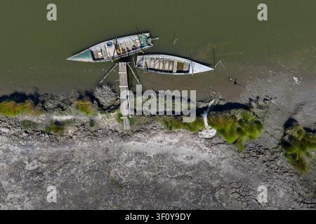 Luftaufnahme von oben von zwei verlassenen Fischerbooten Stockfoto