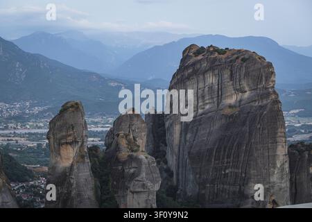 Dramatische Felsformationen des Meteora in Griechenland in der Dämmerung Stockfoto