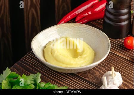 Kremige Kartoffelpüree mit frischen Kräutern und Gemüse Stockfoto