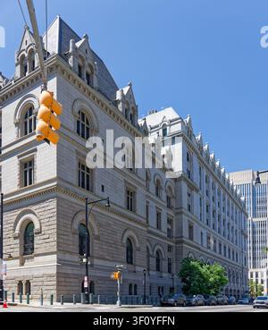 Die Brooklyn Bridge Blvd.-Fassade des United States Post Office und Court House, Brooklyn Central Office. Der siebenstöckige Anbau wurde 1933 errichtet. Stockfoto
