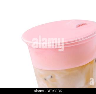 Leckeres geschichtetes Kaffeegetränk steht in einem Plastikbecher. Erfrischendes Sommergetränk ist auf weißem Hintergrund isoliert. Stockfoto