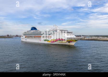 Velsen-Noord, Niederlande – 06. Juli 2026: Luftaufnahme des norwegischen Kreuzfahrtschiffs Norwegian Jade, das durch den Nordseekanal segelt, und zeigt sein farbenfrohes f Stockfoto