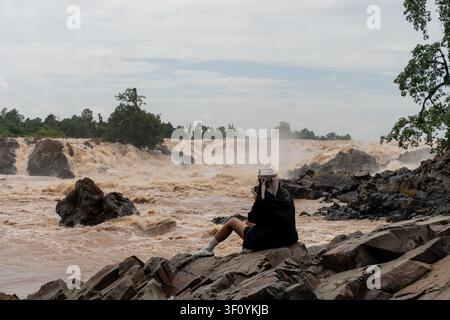 Vientiane. 9. Juli 2026. Dieses Foto, das am 9. Juli 2026 aufgenommen wurde, zeigt die Khone Phapheng-Wasserfälle in der südlichen Provinz Champassak in Laos. Hier wird der Mekong durch Felsen und Inseln in unzählige Kanäle aufgeteilt, wodurch ein spektakulärer Wasserfallkaskade entsteht. Credit: Kaikeo Saiyasane/Xinhua/Alamy Live News Stockfoto