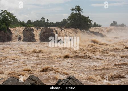 Vientiane. 9. Juli 2026. Dieses Foto, das am 9. Juli 2026 aufgenommen wurde, zeigt die Khone Phapheng-Wasserfälle in der südlichen Provinz Champassak in Laos. Hier wird der Mekong durch Felsen und Inseln in unzählige Kanäle aufgeteilt, wodurch ein spektakulärer Wasserfallkaskade entsteht. Credit: Kaikeo Saiyasane/Xinhua/Alamy Live News Stockfoto