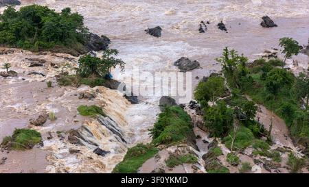 Vientiane. 9. Juli 2026. Ein am 9. Juli 2026 aufgenommener Drohnenfoto zeigt die Khone Phapheng-Wasserfälle in der südlichen Provinz Champassak in Laos. Hier wird der Mekong durch Felsen und Inseln in unzählige Kanäle aufgeteilt, wodurch ein spektakulärer Wasserfallkaskade entsteht. Credit: Kaikeo Saiyasane/Xinhua/Alamy Live News Stockfoto