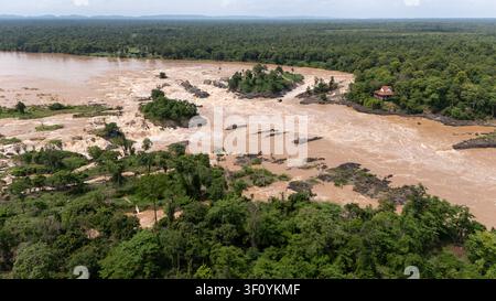 Vientiane. 9. Juli 2026. Ein am 9. Juli 2026 aufgenommener Drohnenfoto zeigt die Khone Phapheng-Wasserfälle in der südlichen Provinz Champassak in Laos. Hier wird der Mekong durch Felsen und Inseln in unzählige Kanäle aufgeteilt, wodurch ein spektakulärer Wasserfallkaskade entsteht. Credit: Kaikeo Saiyasane/Xinhua/Alamy Live News Stockfoto