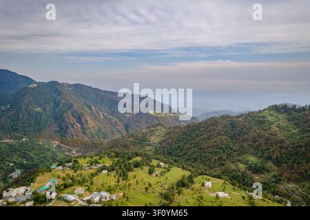 Eine Luftaufnahme zeigt die weiten grünen Bergketten und das malerische Tal in der Nähe des Kareri-Sees in Dharamshala. Stockfoto