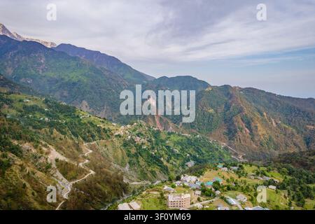 Eine Luftaufnahme der malerischen Berglandschaft mit üppigen grünen Hängen und Tälern in Dharamshala, Indien. Stockfoto