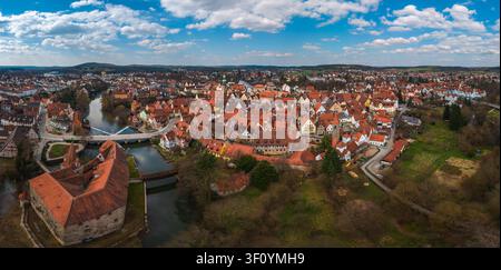 Luftbild der historischen Stadt Lauf an der Pegnitz mit dem Wenzelschloss, dem gewundenen Fluss und den traditionellen roten Dächern in Lauf Stockfoto