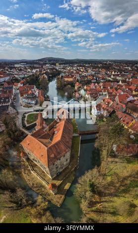 Luftbild des Wenzelschlosses, umgeben vom Fluss Pegnitz mit historischen Stadtdächern und einer Brücke im Hintergrund in Lauf an der Pegnitz Stockfoto