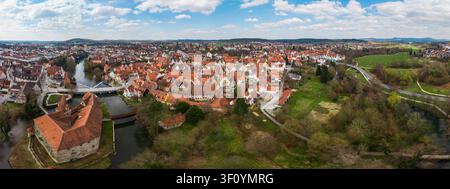 Luftaufnahme der historischen Stadt Lauf an der Pegnitz mit ihrem ikonischen Wenzelschloss, dem gewundenen Fluss und den traditionellen roten Dächern in L Stockfoto