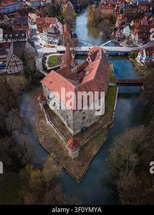 Luftbild des Wenzelschlosses, umgeben vom Pegnitz-Fluss mit historischen Steinmauern und rotgedeckten Dächern in der Stadt Lauf an der Pegnitz, Bayern Stockfoto