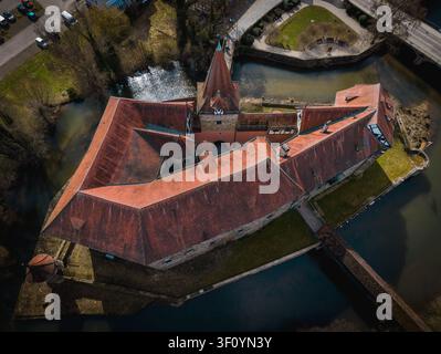 Luftbild des historischen Wenzelschlosses, umgeben von einem Wassergraben mit roten Ziegeldächern und Steinmauern in Lauf an der Pegnitz, Bayern, Deutschland. Stockfoto